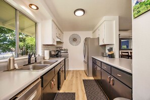 Fridge, microwave, oven, stovetop - Lanka Rose House by WanderLodges | Pet friendly! (Phoenix)