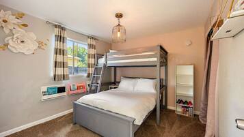 3 bedrooms, desk, iron/ironing board, travel crib