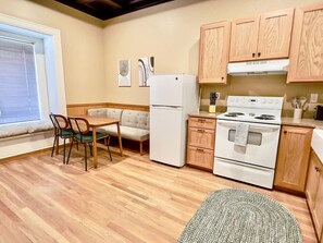 ثلاجة، ميكروويف، فرن، موقد طهي مسطح