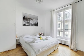 1 habitación, tabla de planchar con plancha y ropa de cama 