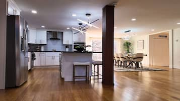 冰箱、微波炉、烤箱、炉灶