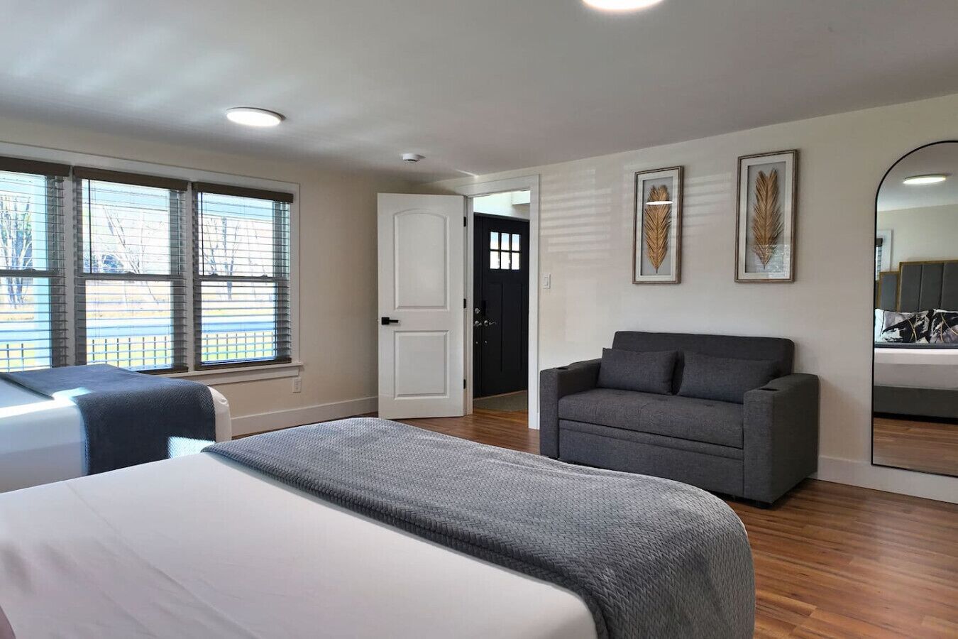 5 bedrooms, iron/ironing board, WiFi, bed sheets