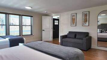 5 bedrooms, iron/ironing board, WiFi, bed sheets