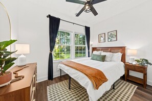 2 Schlafzimmer, Schreibtisch, Bügeleisen/Bügelbrett, Reisekinderbett