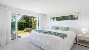 3 bedrooms, iron/ironing board, free WiFi, bed sheets - Whitewater - Stylish Beach House With Ocean Views (AVOCA BEACH)