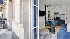 Un apartamento moderno con comedor, cocina y balcón.
