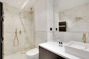Departamento | Baño | Secadora de cabello, toallas, shampoo 