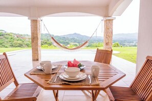 Outdoor dining - Luxurious home with stunning mountain views in Costa Rica's Central Valley! (Atenas)