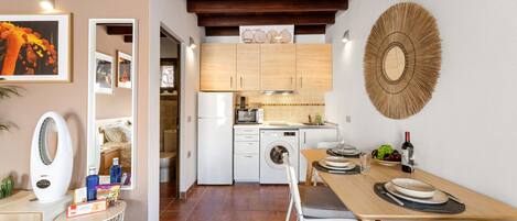 Kühlschrank, Mikrowelle, Wasserkocher mit Kaffee-/Teezubehör