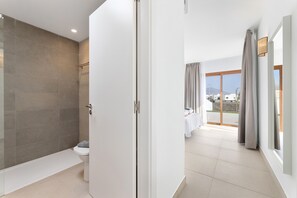 Regadera, secadora de cabello, toallas 