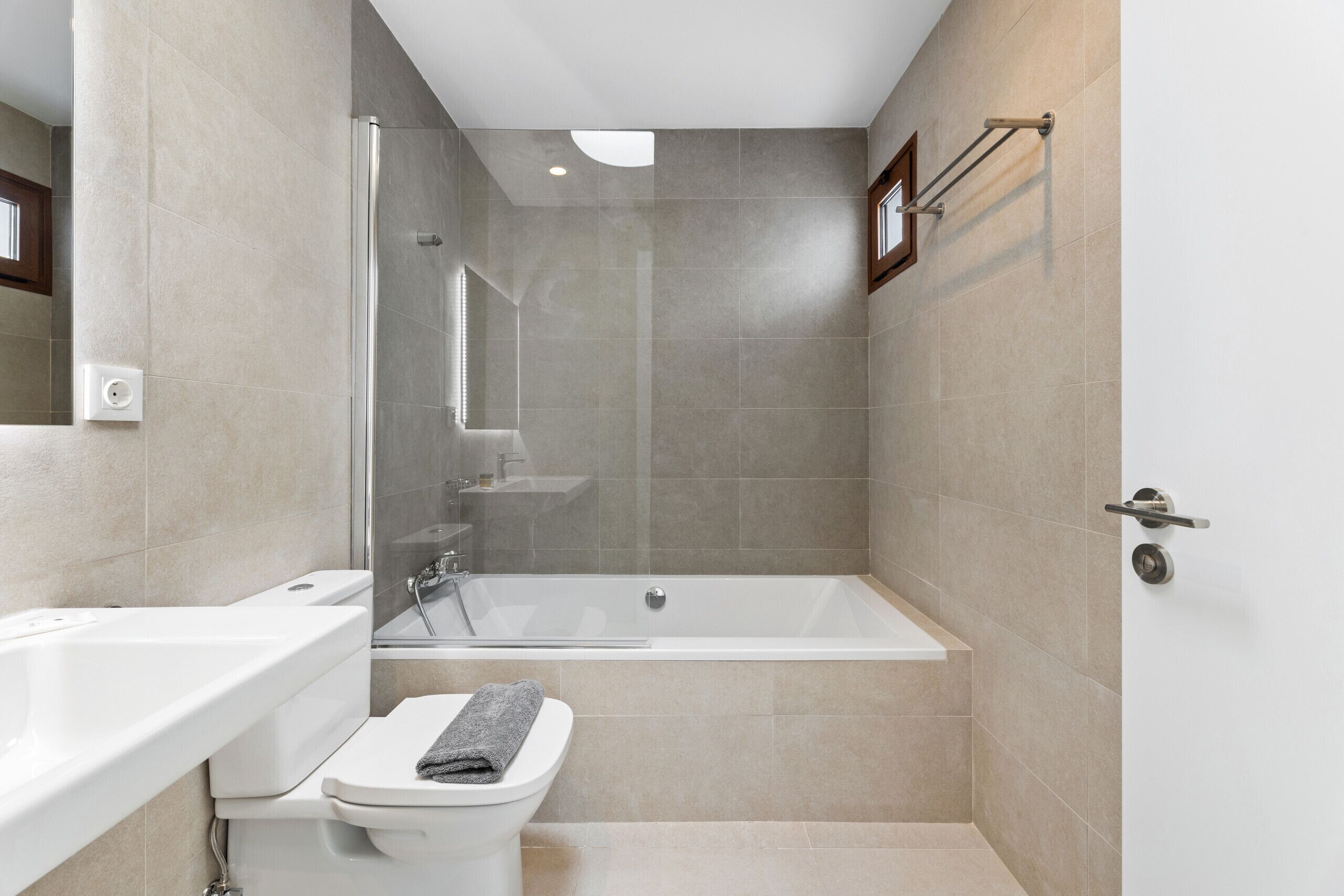 Een douche, een haardroger, handdoeken