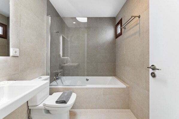 Regadera, secadora de cabello, toallas 