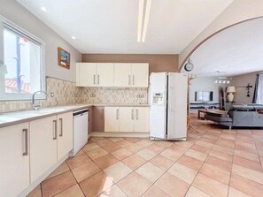 Kühlschrank, Ofen, Geschirrspüler, Kochgeschirr/Geschirr/Besteck