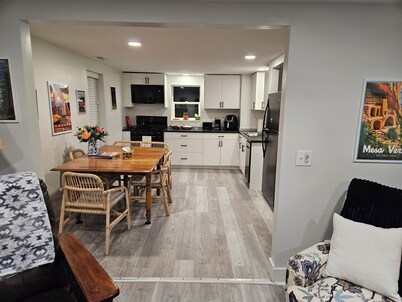 Peaceful, Cozy 2-bedroom apartment in Trinidad with WiFi, great music.