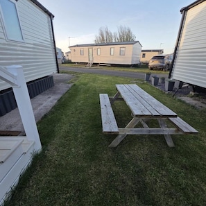 Outdoor dining - Caravan Georgi 3 Bed Balcony (Rhyl)
