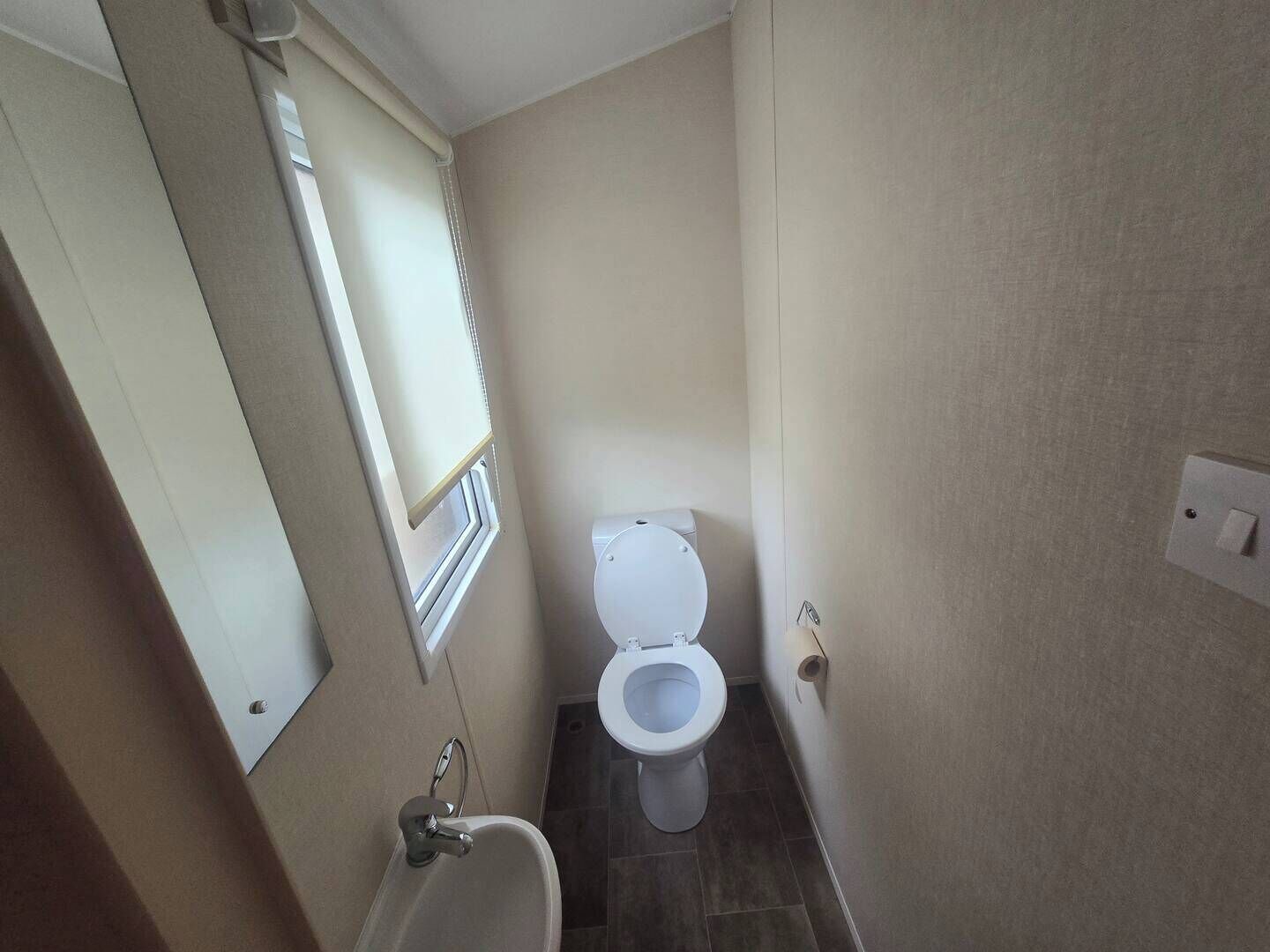 Buồng tắm vòi sen, giấy vệ sinh 