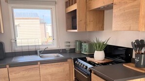 Fridge, microwave, oven, stovetop - Caravan Georgi 3 Bed Balcony (Rhyl)