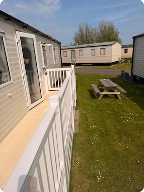Outdoor dining - Caravan Georgi 3 Bed Balcony (Rhyl)
