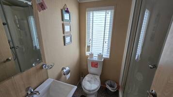 Cabin | Bathroom | Shower, toilet paper