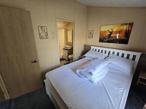 Cabin | 2 bedrooms, iron/ironing board, free WiFi