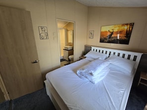 Cabin | 2 bedrooms, iron/ironing board, free WiFi