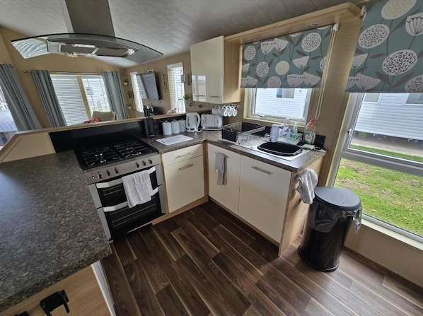 Cabin | Private kitchen | Fridge, microwave, oven, stovetop