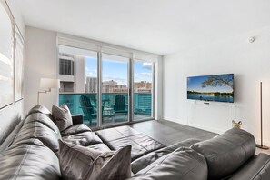Smart TV, ping pong - Newly Renovated~Walk to Beach~Close to Entertainment + Nightlife and Shopping (Hollywood)