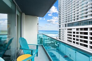 Property grounds - Newly Renovated~Walk to Beach~Close to Entertainment + Nightlife and Shopping (Hollywood)