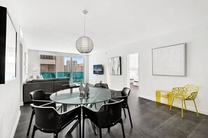 Interior - Newly Renovated~Walk to Beach~Close to Entertainment + Nightlife and Shopping (Hollywood)