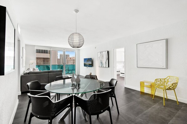 Interior - Newly Renovated~Walk to Beach~Close to Entertainment + Nightlife and Shopping (Hollywood)