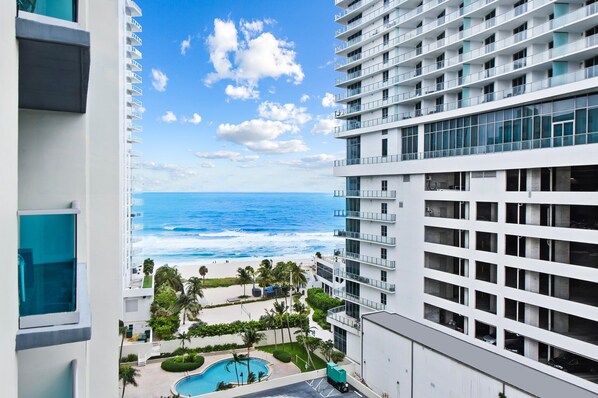 Exterior - Newly Renovated~Walk to Beach~Close to Entertainment + Nightlife and Shopping (Hollywood)