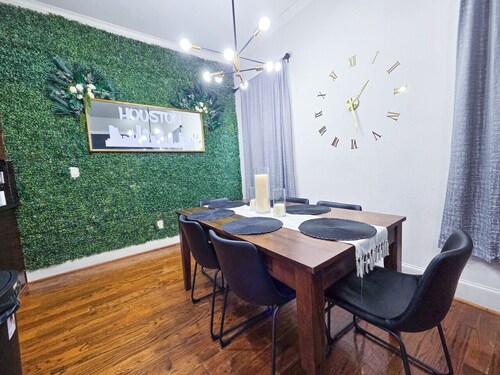 Modern Retreat Near ALL Of Houston`s Attractions!