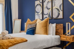 3 bedrooms, desk, iron/ironing board, free WiFi - Modern Luxury Townhome | Uptown Galleria (Houston)