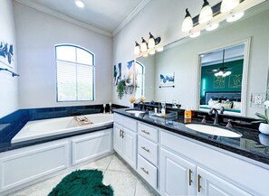 Hair dryer, towels - Modern Retreat Near ALL Of Houston`s Attractions! (Houston)