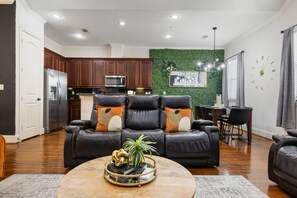 Smart TV, offices - Modern Luxury Townhome | Uptown Galleria (Houston)