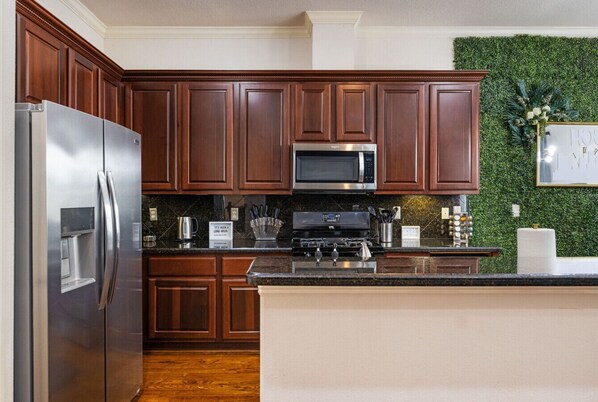 Fridge, microwave, oven, stovetop - Modern Luxury Townhome | Uptown Galleria (Houston)