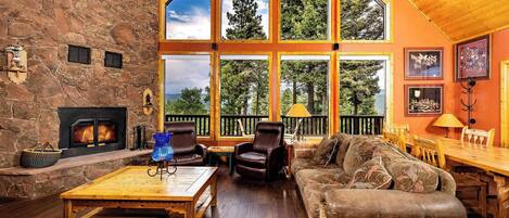 Een smart-tv en een open haard