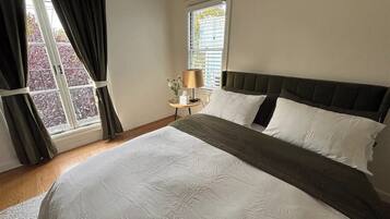 2 sovrum, skrivbord, strykjärn/strykbräda och resesäng