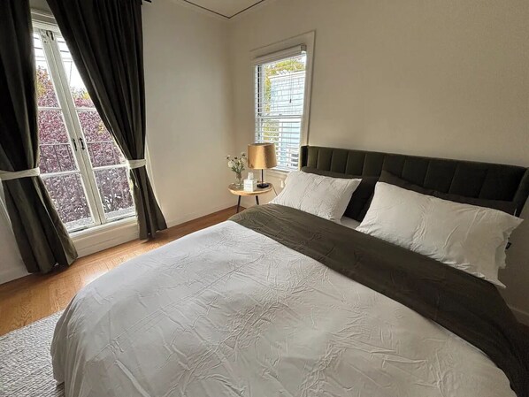 2 slaapkamers, een bureau, een strijkplank/strijkijzer, reisbedje