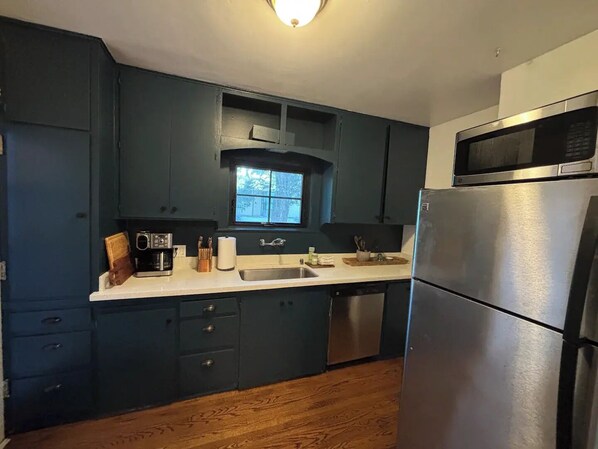 Refrigerador, microondas, horno y parrilla de estufa 