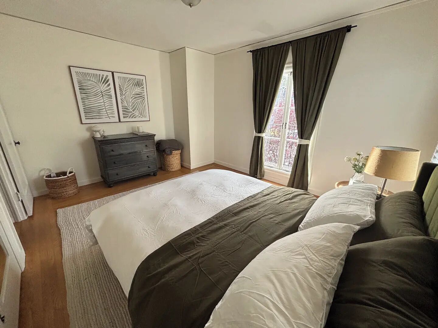 2 間睡房、書桌、熨斗/熨衫板、可攜式嬰兒床