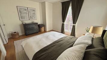 2 間睡房、書桌、熨斗/熨衫板、可攜式嬰兒床