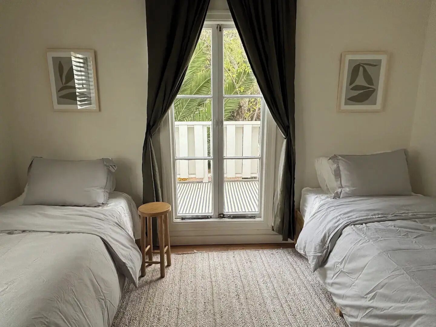 2 slaapkamers, een bureau, een strijkplank/strijkijzer, reisbedje