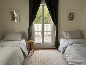 2 dormitorios, escritorio, tabla de planchar con plancha y cuna de viaje