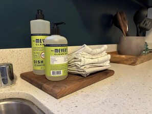 Een haardroger, handdoeken, zeep, shampoo