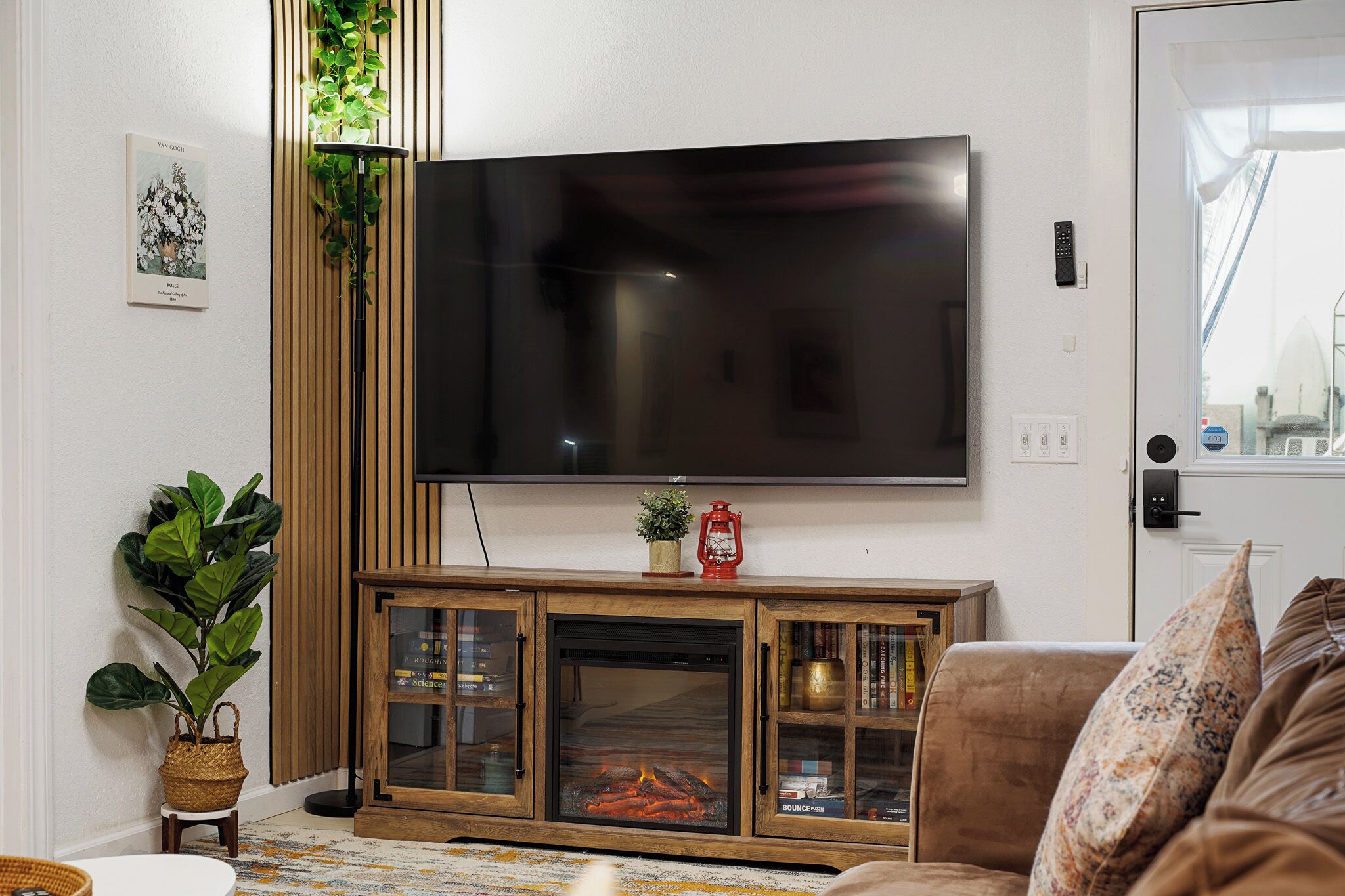 Familie appartement, 2 slaapkamers | Woonruimte | Een 42-inch ledtelevisie met digitale zenders