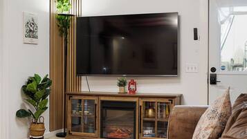 Familie appartement, 2 slaapkamers | Woonruimte | Een 42-inch ledtelevisie met digitale zenders