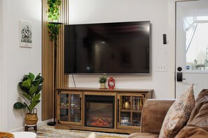 Familielejlighed - 2 soveværelser | Opholdsområde | 42-tommers LED-tv med digitale kanaler