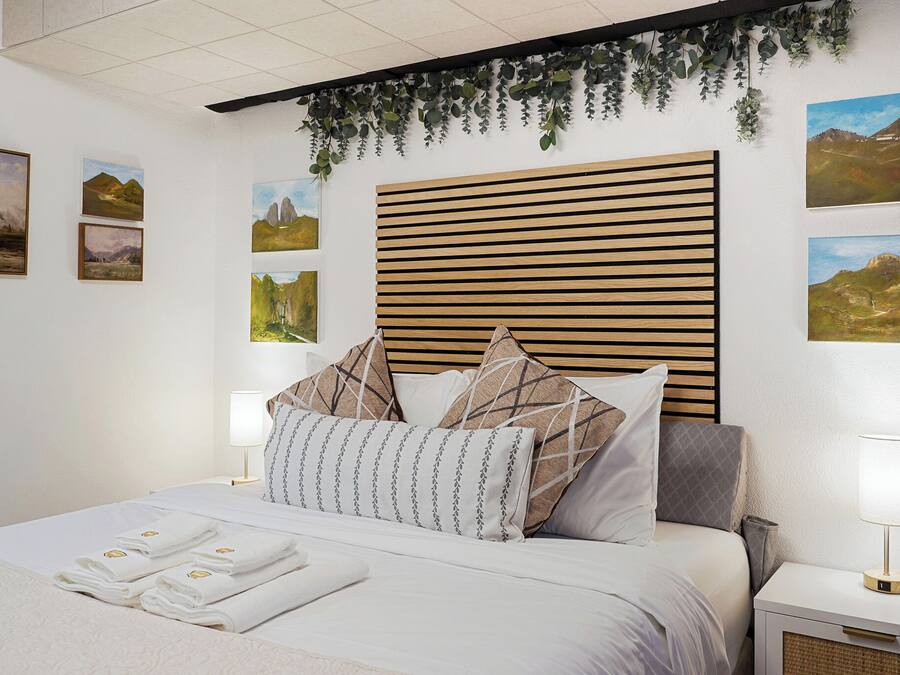 2 bedrooms, individually furnished, iron/ironing board, free WiFi