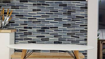 Familie appartement, 2 slaapkamers | Privékeuken | Een koffiezetapparaat/waterkoker, eettafels